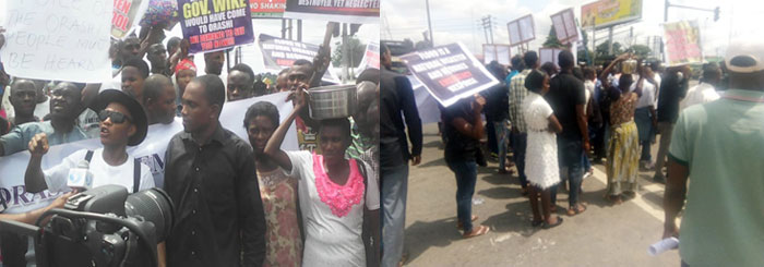 Women-with-empty-cooking-pots-on-their-heads-marched-with-other-protesters